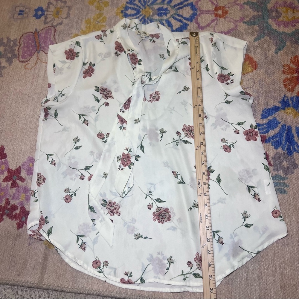 Lily White Women’s Floral Blouse Size XL Lightweight Cap Sleeve Tie at Neck - Picture 6 of 7